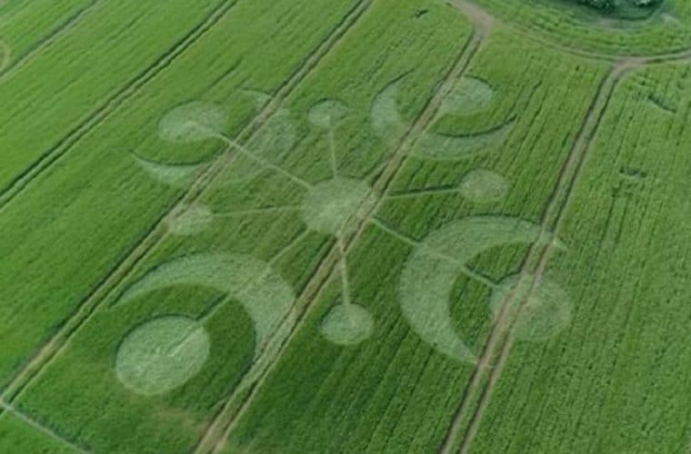 Eight-Pointed Star Crop Circle Spotted in Cerne Abbas, UK – May 2018