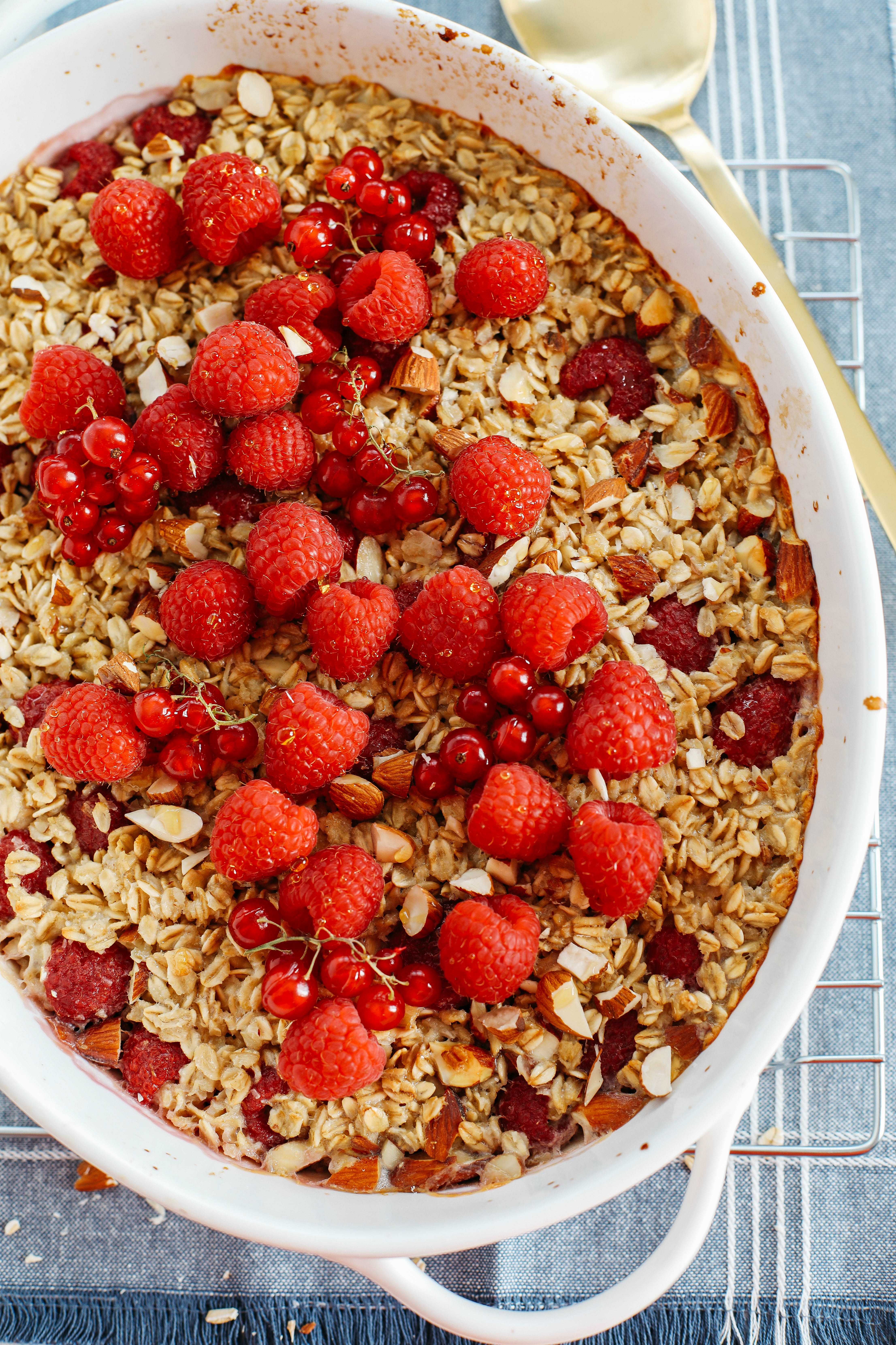 Wholesome Breakfast Idea: Baked Oatmeal with Raspberries and Almonds